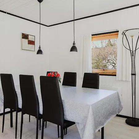 Modern Beachside Retreat In Marielyst 2br Apartman Bøtø By