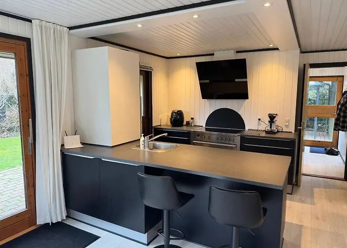 Modern Beachside Retreat In Marielyst 2br Apartment